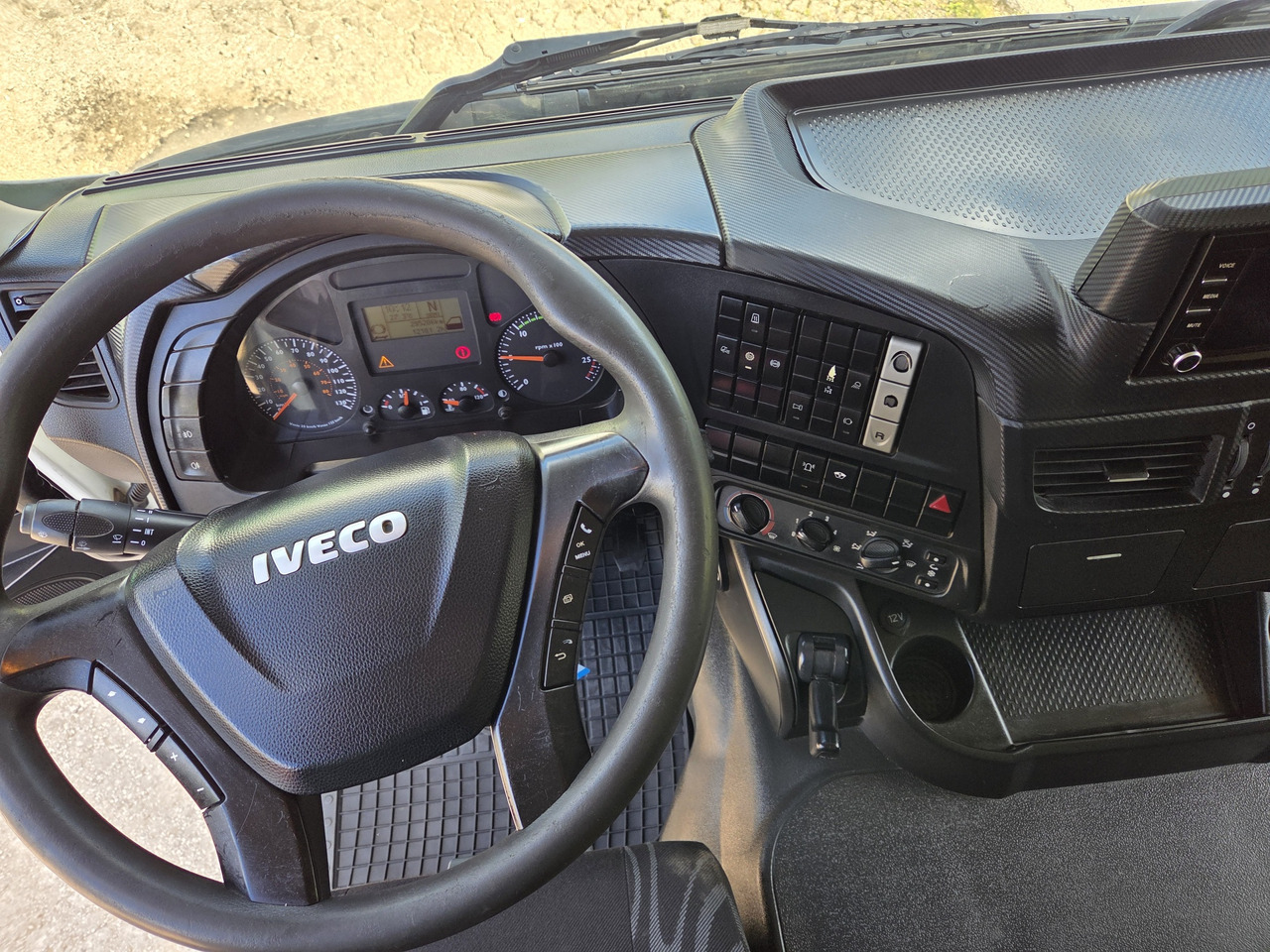 IVECO  - משאית עם שלדת תא: תמונה 5 IVECO  - משאית עם שלדת תא: תמונה 5