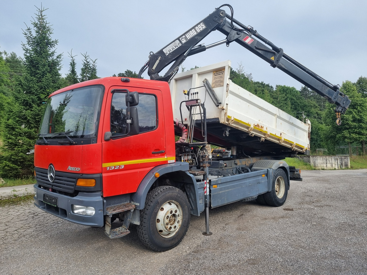 MERCEDES-BENZ ATEGO 1323 4x4 tipper + crane HIAB 095 - מזהיר, משאית מנוף: תמונה 1 MERCEDES-BENZ ATEGO 1323 4x4 tipper + crane HIAB 095 - מזהיר, משאית מנוף: תמונה 1