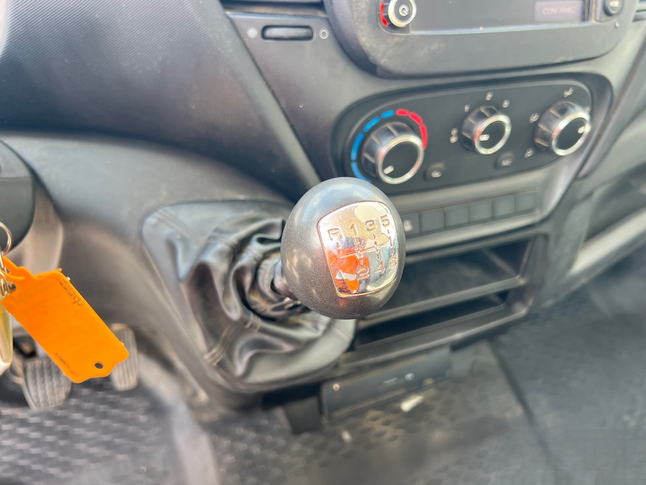 IVECO DAILY 35-130 - כלי רכב מסחרי מזהיר: תמונה 2 IVECO DAILY 35-130 - כלי רכב מסחרי מזהיר: תמונה 2