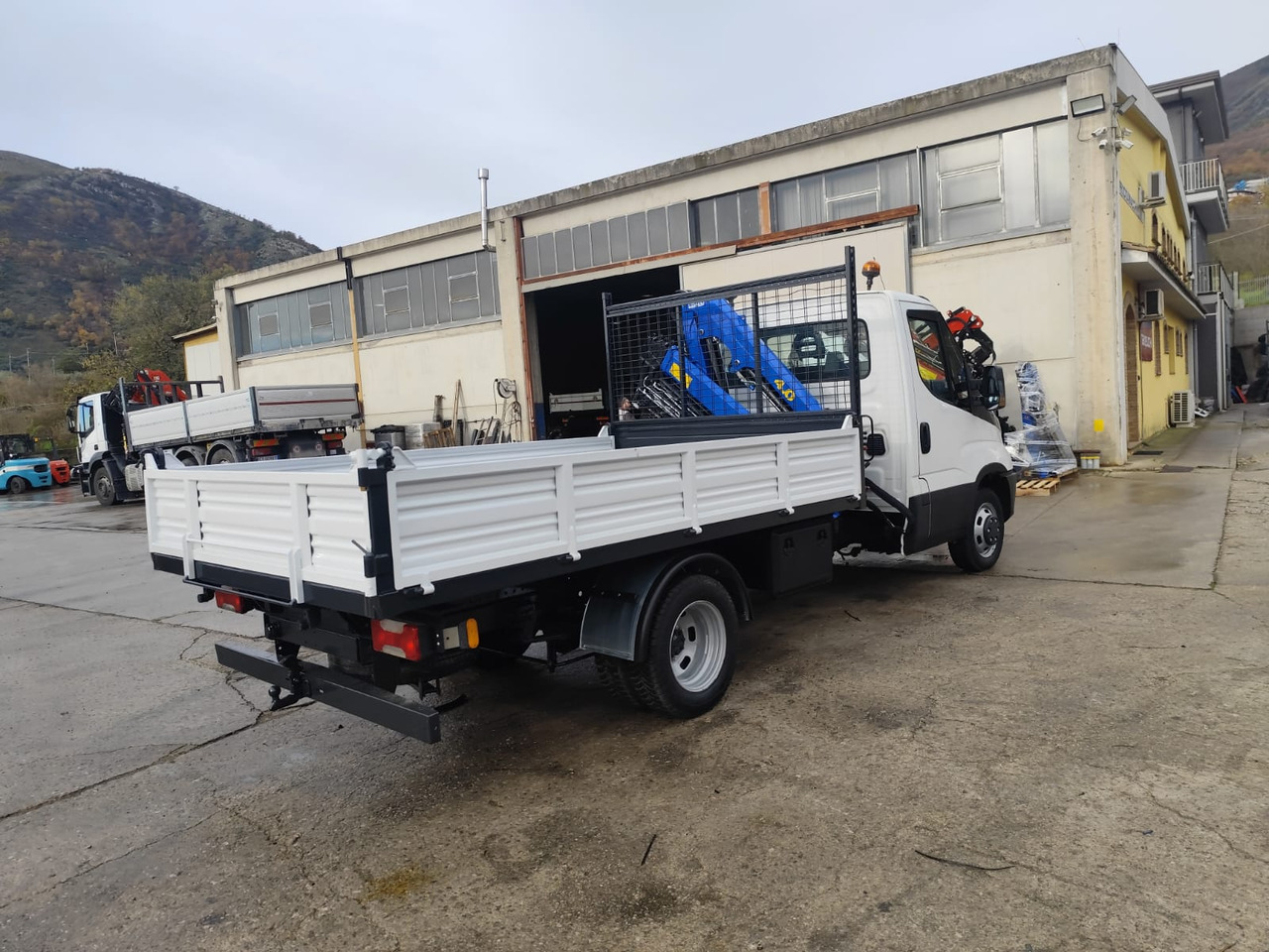 IVECO DAILY 35-150 - מזהיר, משאית מנוף: תמונה 4 IVECO DAILY 35-150 - מזהיר, משאית מנוף: תמונה 4