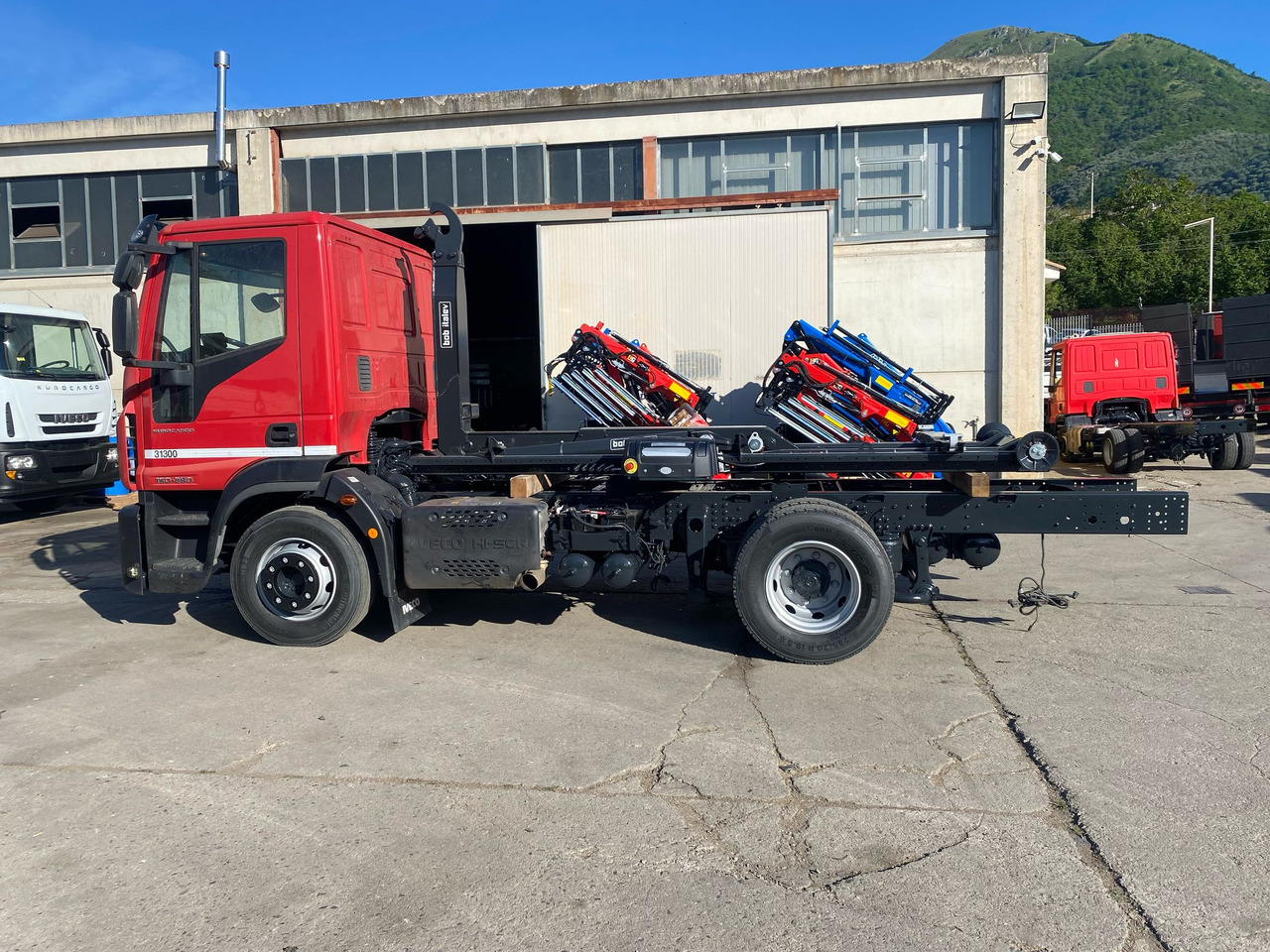 IVECO EUROCARGO 150-280 - משאית הרמת וו: תמונה 2 IVECO EUROCARGO 150-280 - משאית הרמת וו: תמונה 2