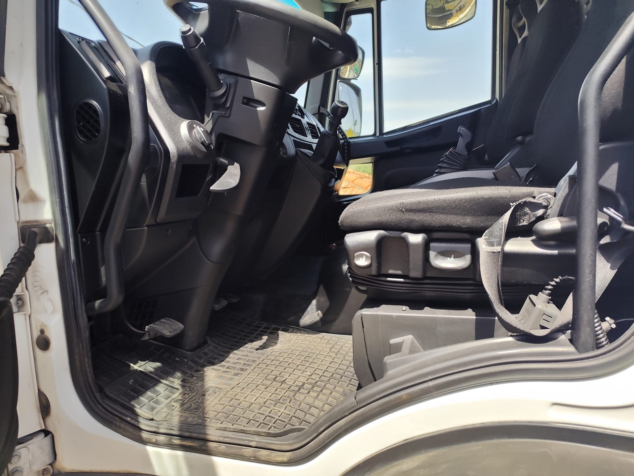 IVECO EUROCARGO 180-250 - משאית עם שלדת תא, משאית מנוף: תמונה 3 IVECO EUROCARGO 180-250 - משאית עם שלדת תא, משאית מנוף: תמונה 3