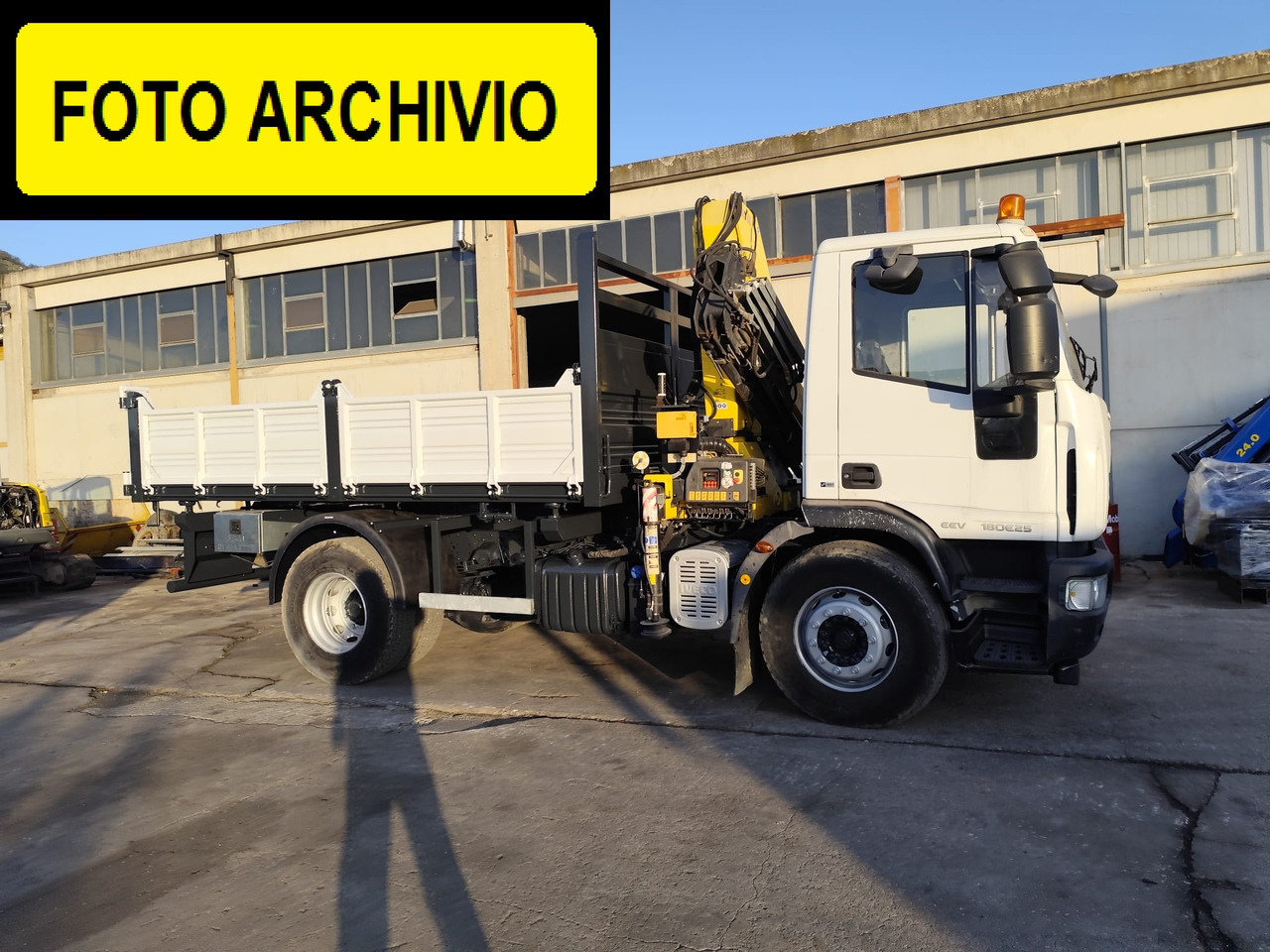 IVECO EUROCARGO 180E30 - מזהיר, משאית מנוף: תמונה 3 IVECO EUROCARGO 180E30 - מזהיר, משאית מנוף: תמונה 3
