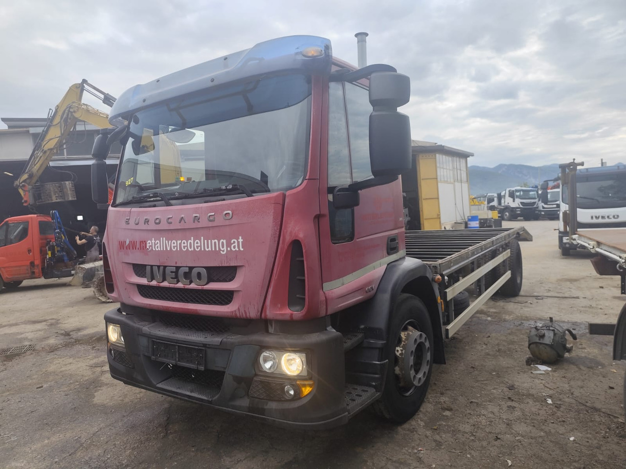 IVECO EUROCARGO 180E30 - משאית צד נופל/ שטוחה: תמונה 2 IVECO EUROCARGO 180E30 - משאית צד נופל/ שטוחה: תמונה 2