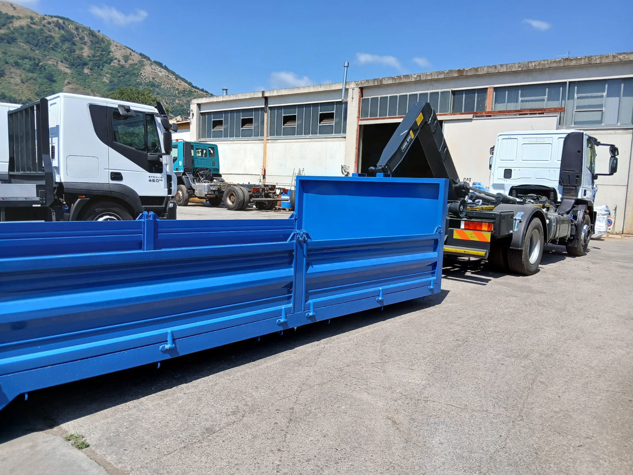 IVECO EUROCARGO 190EL25 - משאית הרמת וו: תמונה 2 IVECO EUROCARGO 190EL25 - משאית הרמת וו: תמונה 2