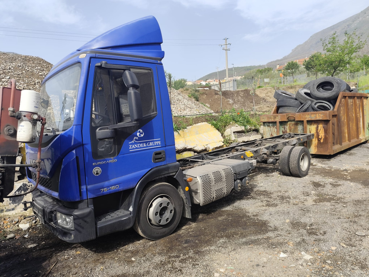 IVECO EUROCARGO 75-160 - משאית עם שלדת תא, משאית מנוף: תמונה 1 IVECO EUROCARGO 75-160 - משאית עם שלדת תא, משאית מנוף: תמונה 1