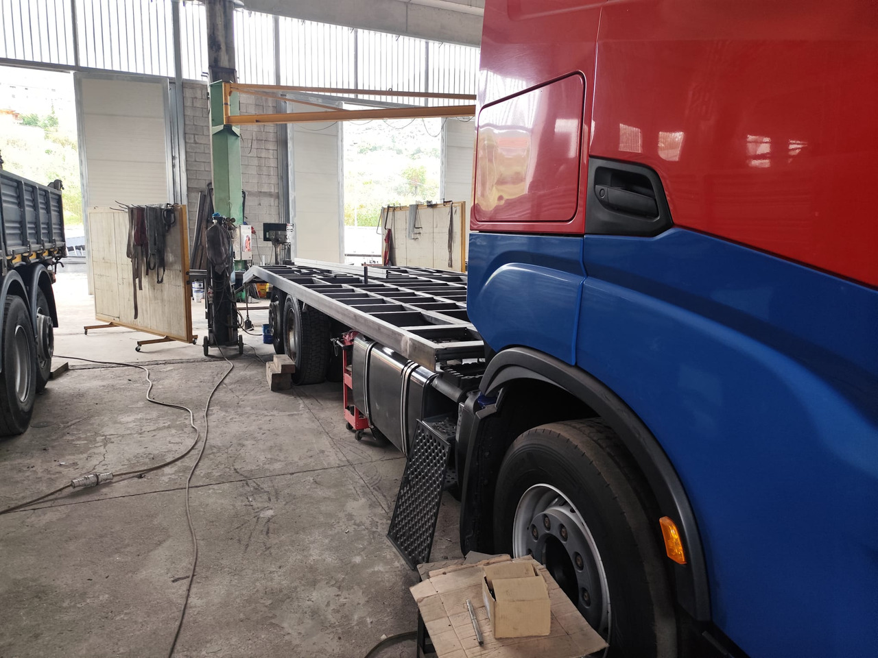IVECO S-WAY AS260S48 Y - משאית צד נופל/ שטוחה: תמונה 4 IVECO S-WAY AS260S48 Y - משאית צד נופל/ שטוחה: תמונה 4
