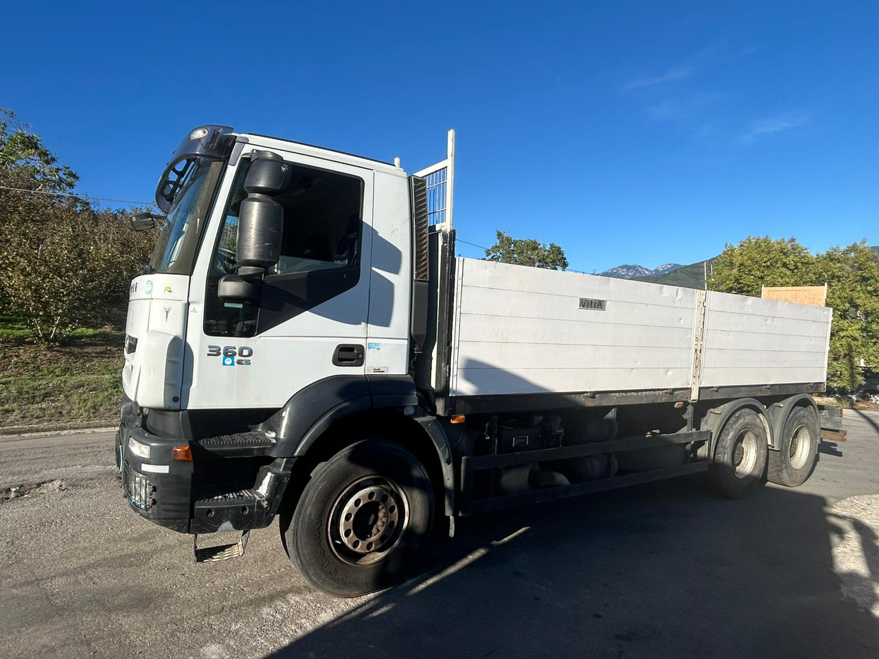 IVECO TRAKKER 260T36 - משאית צד נופל/ שטוחה: תמונה 2 IVECO TRAKKER 260T36 - משאית צד נופל/ שטוחה: תמונה 2