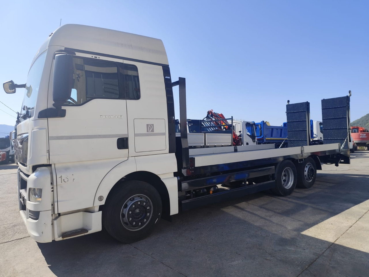 MAN TGX 26.440 - משאית צד נופל/ שטוחה: תמונה 2 MAN TGX 26.440 - משאית צד נופל/ שטוחה: תמונה 2