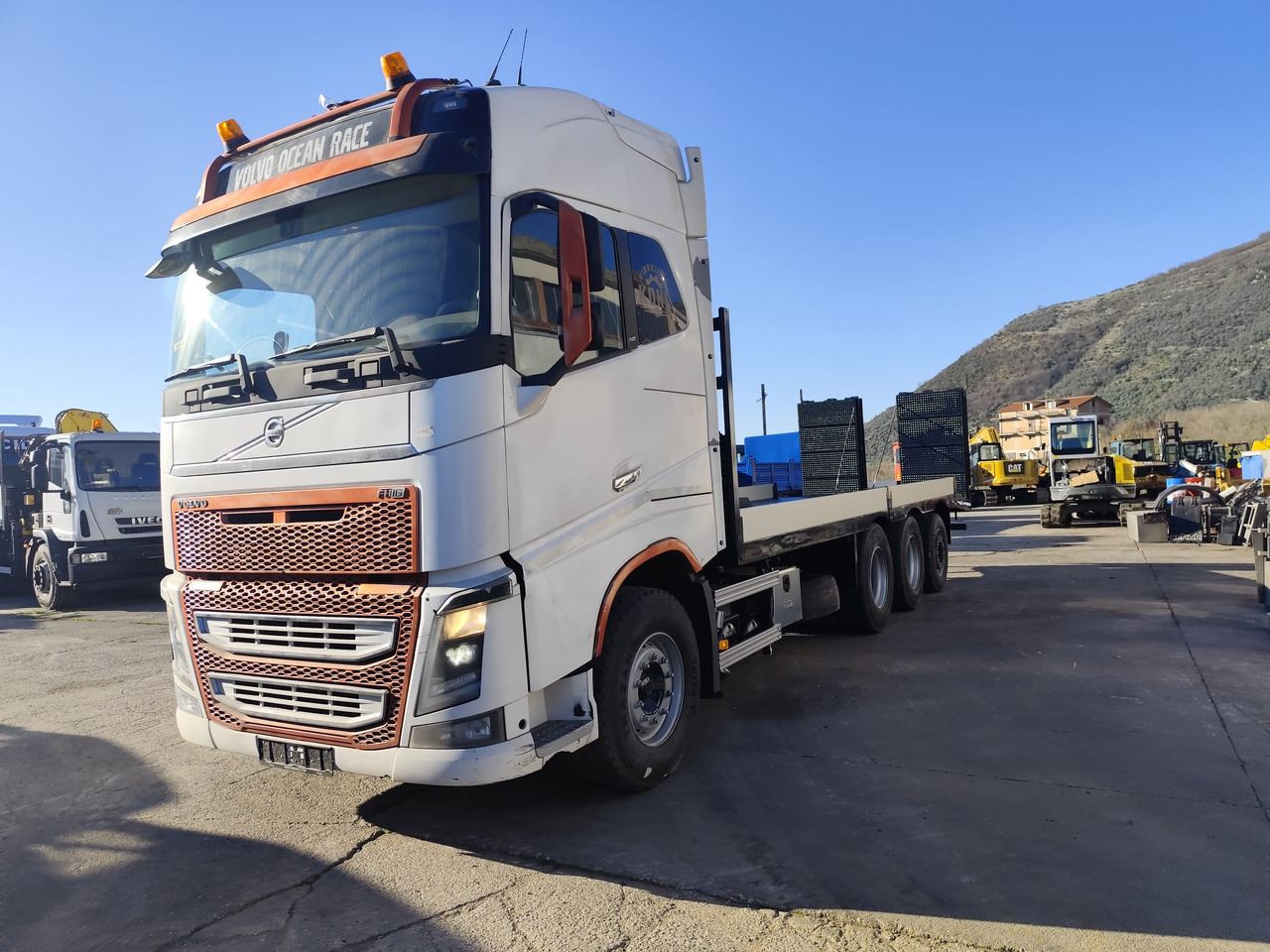 VOLVO FH16.660 - משאית צד נופל/ שטוחה: תמונה 1 VOLVO FH16.660 - משאית צד נופל/ שטוחה: תמונה 1