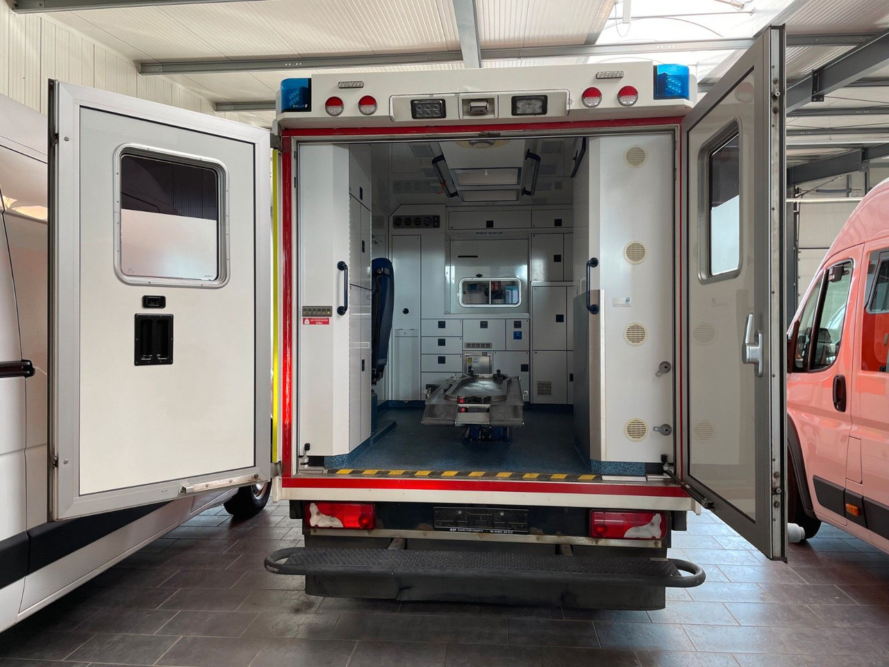 Mercedes-Benz Sprinter II Rettungswagen 519 CDI - מכונית: תמונה 4 Mercedes-Benz Sprinter II Rettungswagen 519 CDI - מכונית: תמונה 4