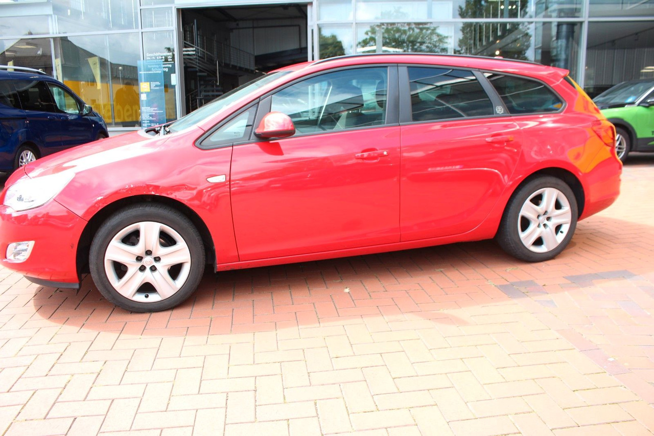 Opel Astra J Sports Tourer Design Edition - רכב סטיישן: תמונה 2 Opel Astra J Sports Tourer Design Edition - רכב סטיישן: תמונה 2