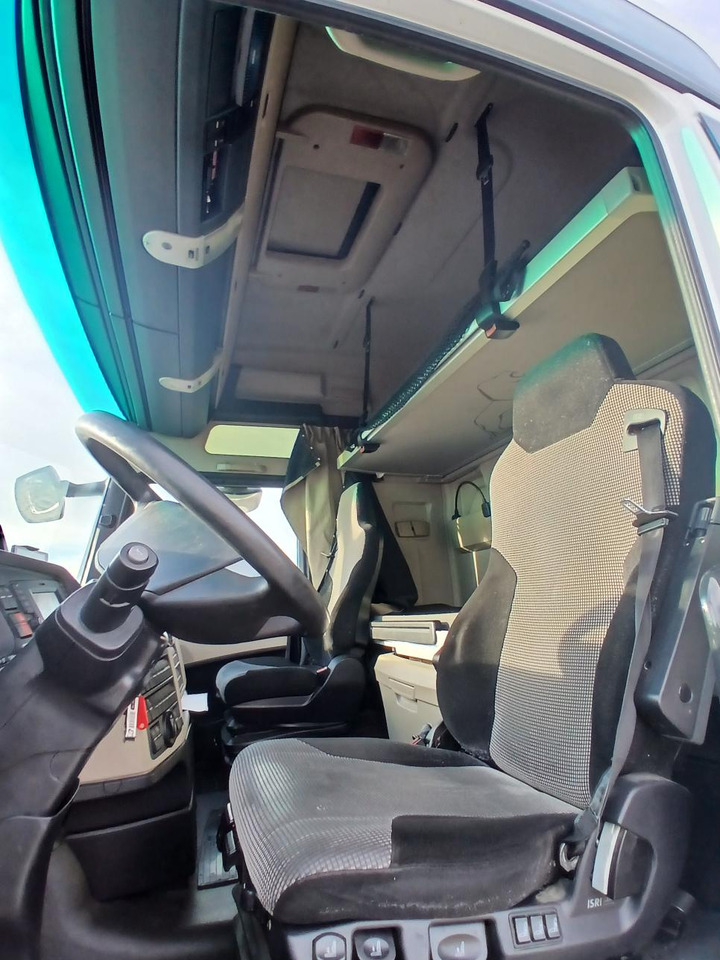 Interior photo 1: יחידת טרקטור MAN TGX