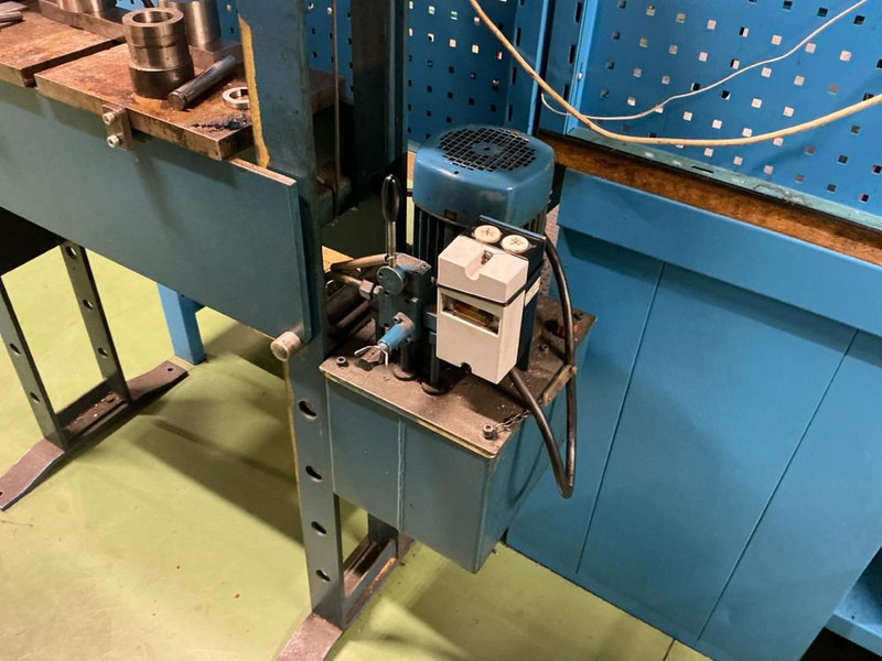 Hydraulics P25EH - מכונת עיבוד מתכת: תמונה 4 Hydraulics P25EH - מכונת עיבוד מתכת: תמונה 4