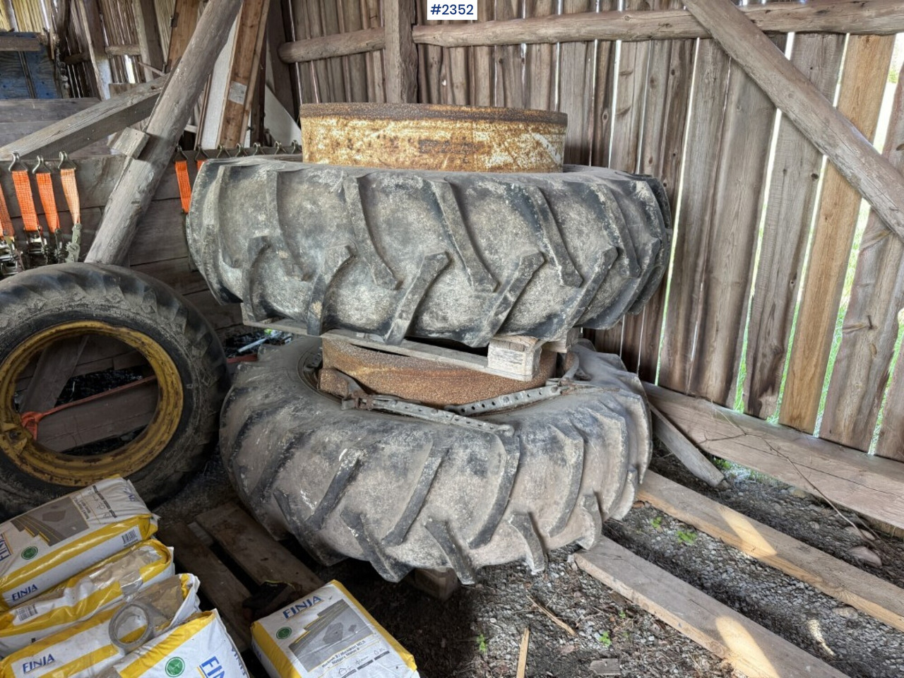 Double assembly, Alliance 18.4-38/15-38 - גלגלים וצמיגים: תמונה 1 Double assembly, Alliance 18.4-38/15-38 - גלגלים וצמיגים: תמונה 1