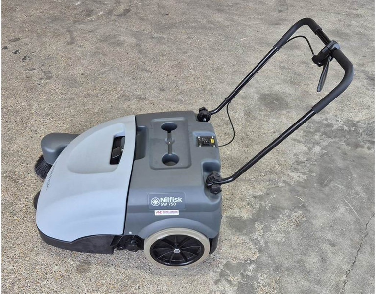 Nilfisk SW 750 - מטאטא כבישים: תמונה 2 Nilfisk SW 750 - מטאטא כבישים: תמונה 2