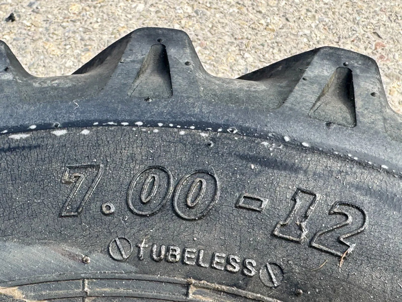 Giant Banden met velg 7.00-12 - צמיג: תמונה 3 Giant Banden met velg 7.00-12 - צמיג: תמונה 3