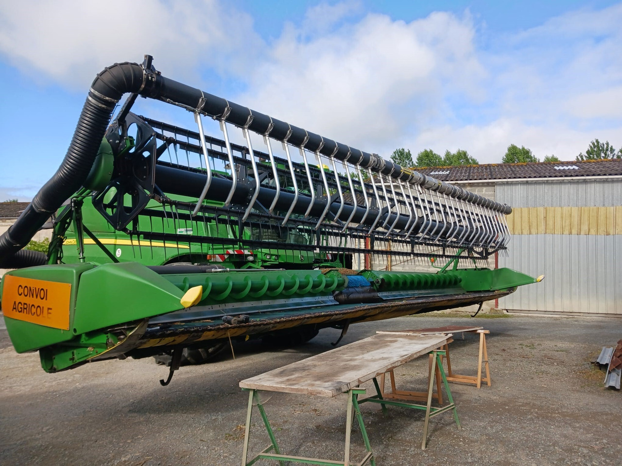 JOHN DEERE COUPE DE MOISSONNEUSE 635 FD - ראש תבואה: תמונה 1 JOHN DEERE COUPE DE MOISSONNEUSE 635 FD - ראש תבואה: תמונה 1