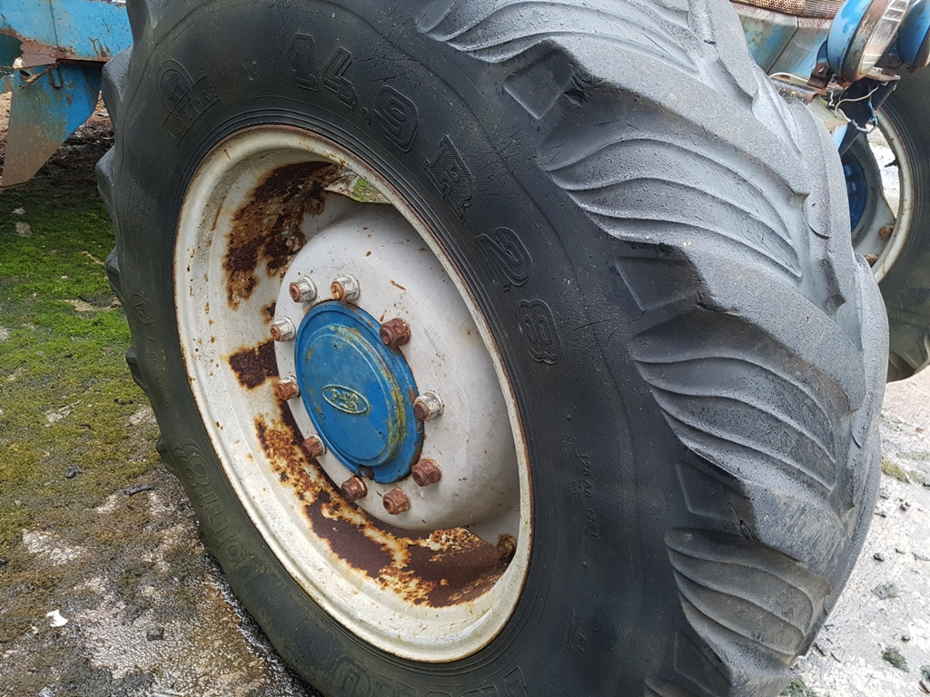 Ford 8210 - טרקטור חקלאי: תמונה 4 Ford 8210 - טרקטור חקלאי: תמונה 4