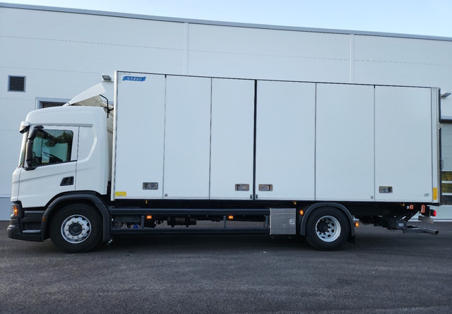 Scania P280 4x2 Kylkiaukeava kori - משאית תיבה: תמונה 2 Scania P280 4x2 Kylkiaukeava kori - משאית תיבה: תמונה 2