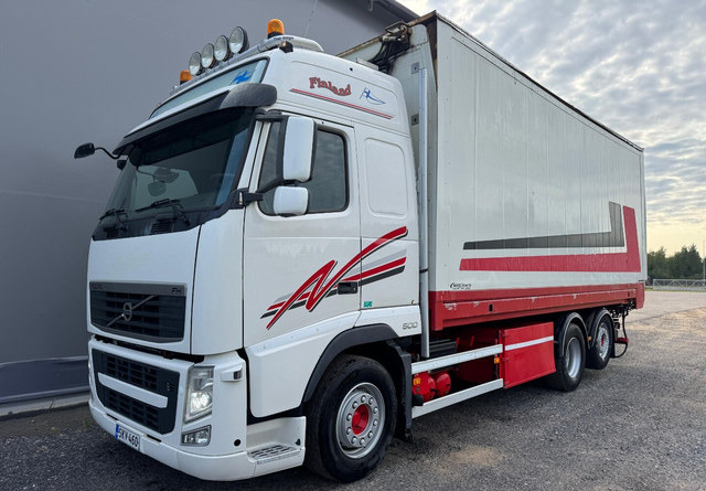 VolvoFH13 500 6x2 Ketjupurku + Rahtikaappi - משאית תיבה: תמונה 1 VolvoFH13 500 6x2 Ketjupurku + Rahtikaappi - משאית תיבה: תמונה 1