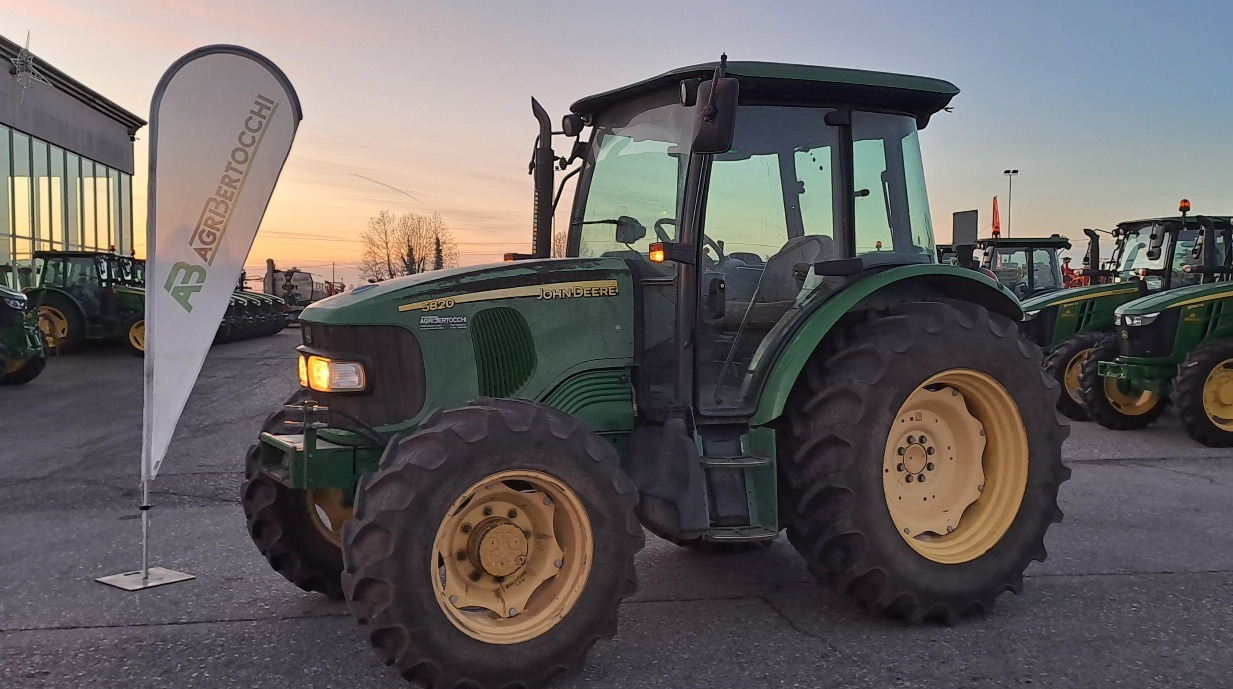 JOHN DEERE 5820 - טרקטור חקלאי: תמונה 1 JOHN DEERE 5820 - טרקטור חקלאי: תמונה 1