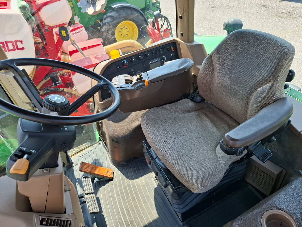 JOHN DEERE 8230 - טרקטור חקלאי: תמונה 2 JOHN DEERE 8230 - טרקטור חקלאי: תמונה 2