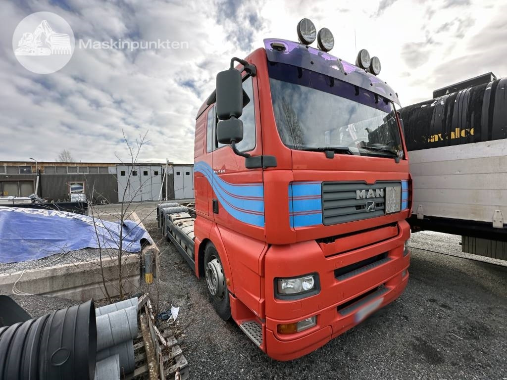 MAN TGX 28.530 LAXO - משאית עם שלדת תא: תמונה 2 MAN TGX 28.530 LAXO - משאית עם שלדת תא: תמונה 2