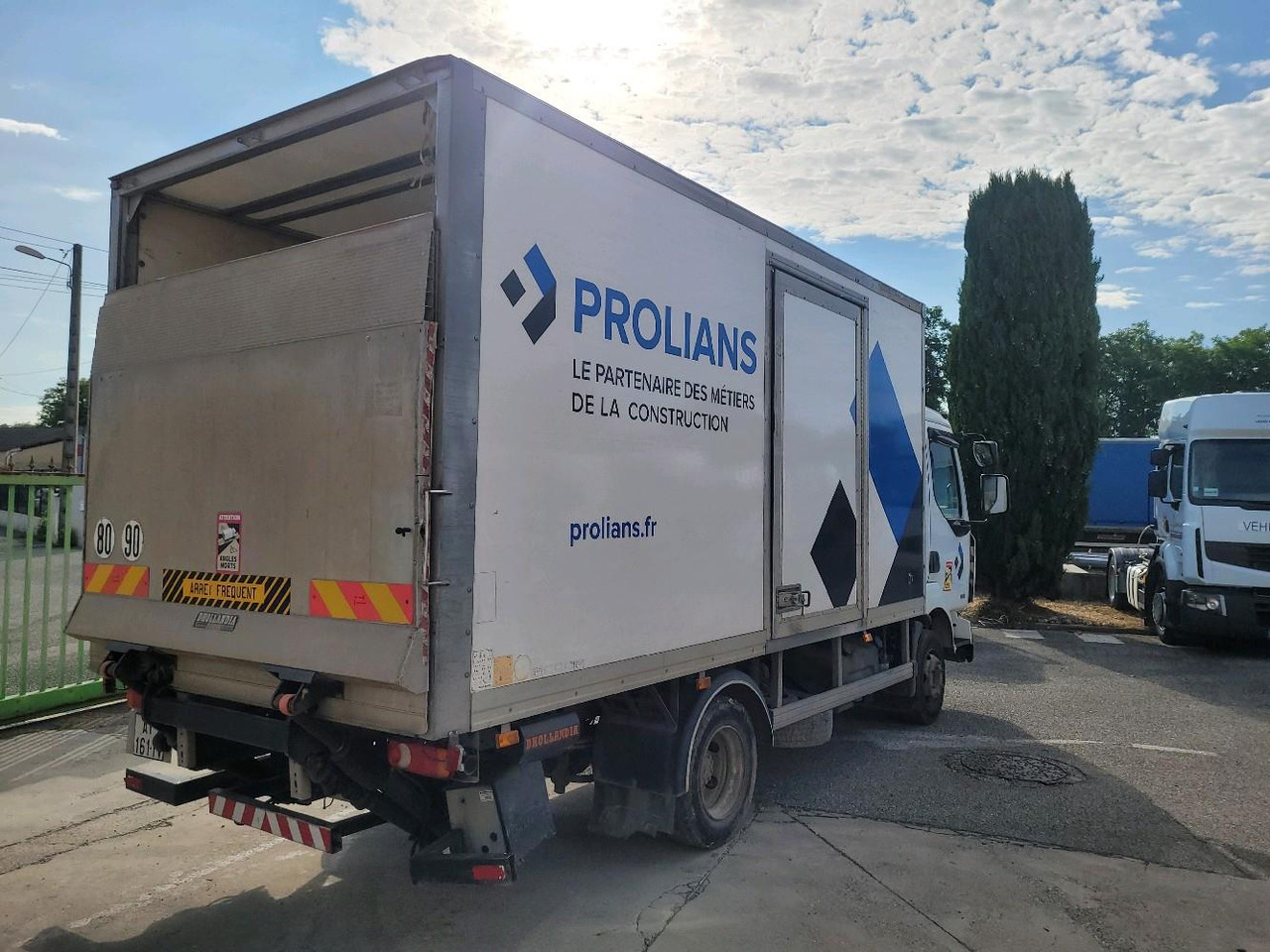 RENAULT MIDLUM 180 DXL - משאית תיבה: תמונה 4 RENAULT MIDLUM 180 DXL - משאית תיבה: תמונה 4