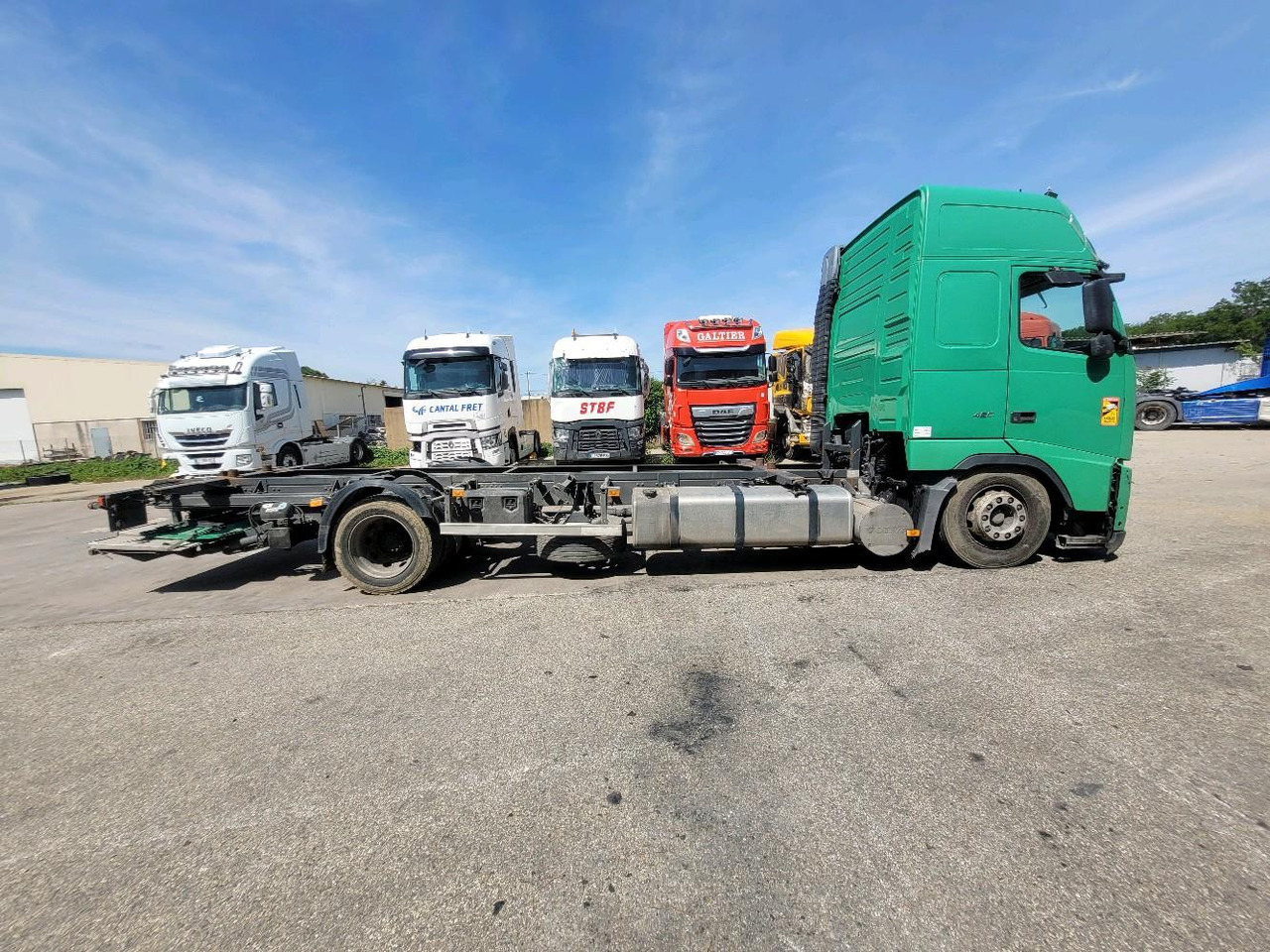 VOLVO FH12 420 GLOBETROTTER - מוביל מכולות/ משאית החלפת גוף: תמונה 3 VOLVO FH12 420 GLOBETROTTER - מוביל מכולות/ משאית החלפת גוף: תמונה 3