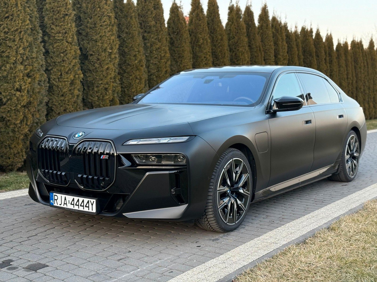 BMW M760 Baureihe 7 Lim M760 e xDrive - סדאן: תמונה 1 BMW M760 Baureihe 7 Lim M760 e xDrive - סדאן: תמונה 1