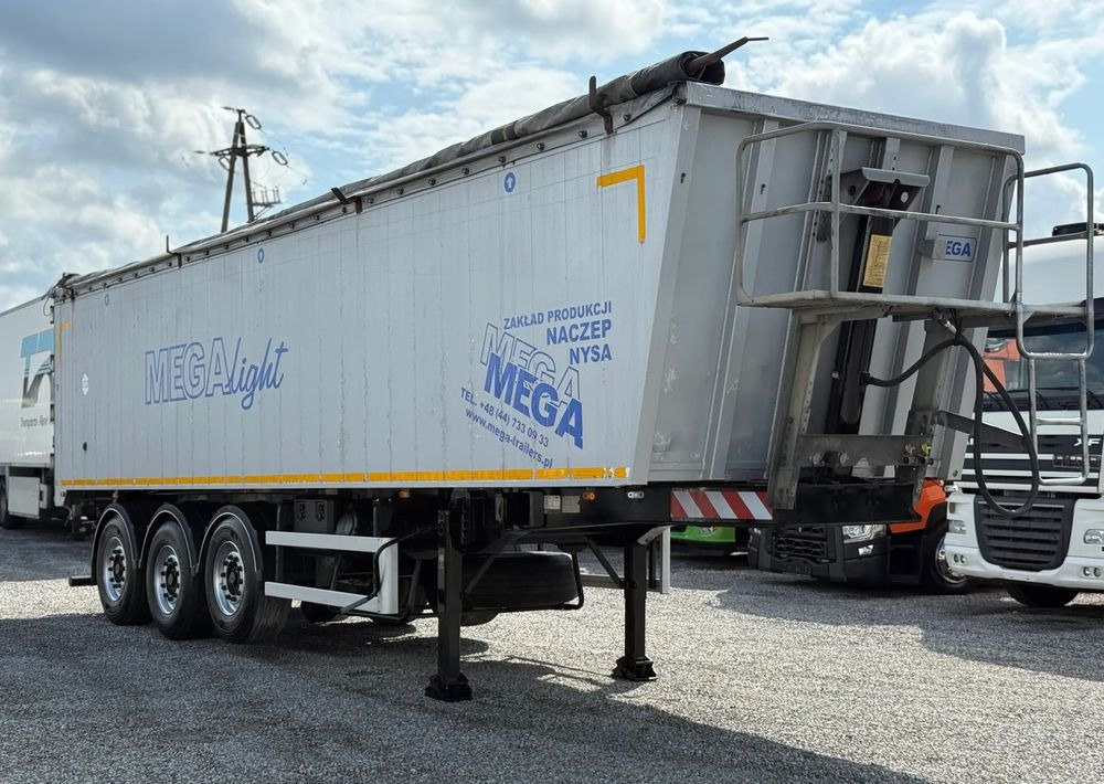Mega 45m3 OSIE MEGA PODNOSZONA OŚ - סמיטריילר עם מזהיר: תמונה 1 Mega 45m3 OSIE MEGA PODNOSZONA OŚ - סמיטריילר עם מזהיר: תמונה 1