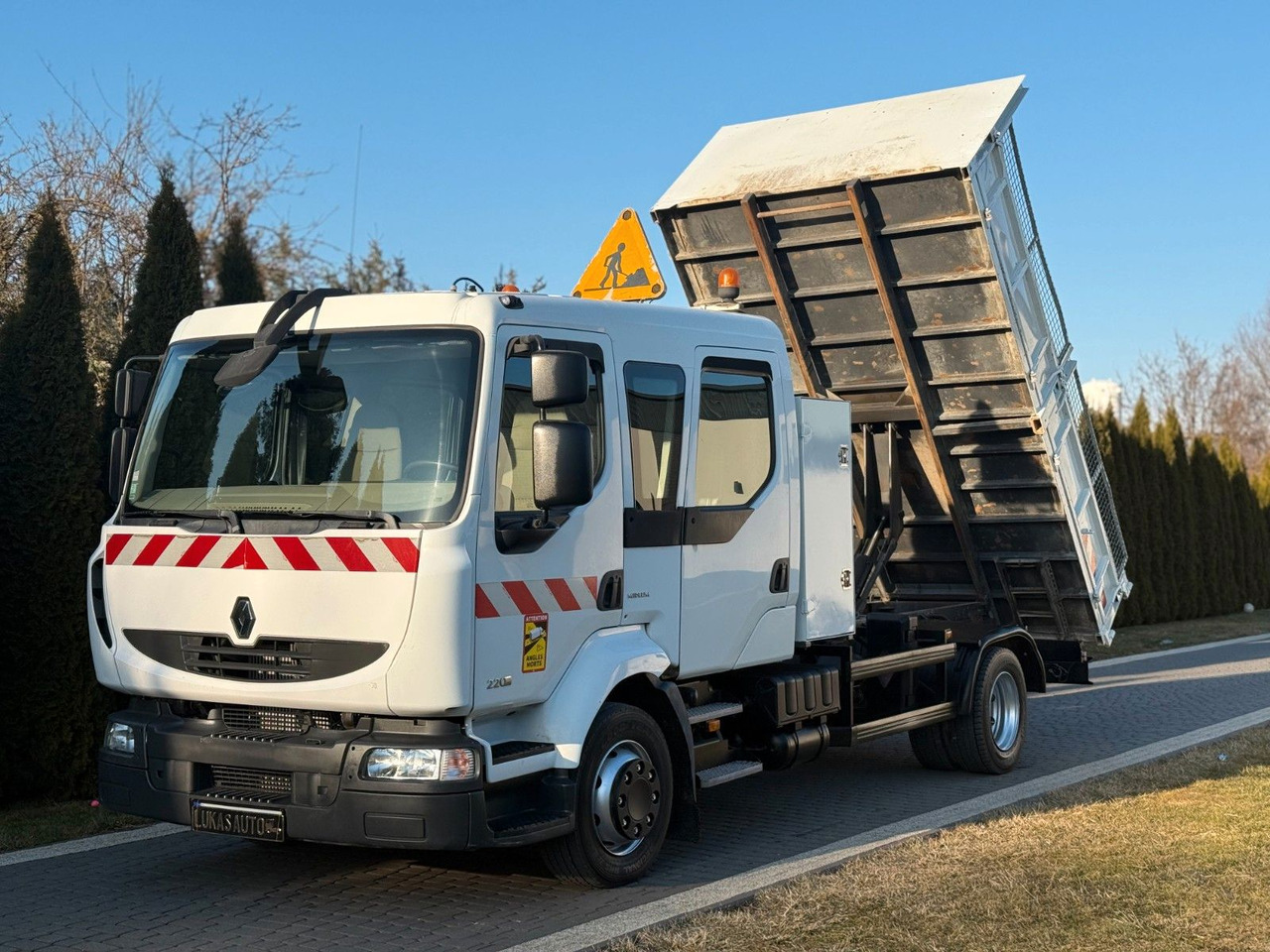 Renault MIDLUM 220 12 T TIPPER 6 SEATS TOOL BOX - מזהיר: תמונה 1 Renault MIDLUM 220 12 T TIPPER 6 SEATS TOOL BOX - מזהיר: תמונה 1