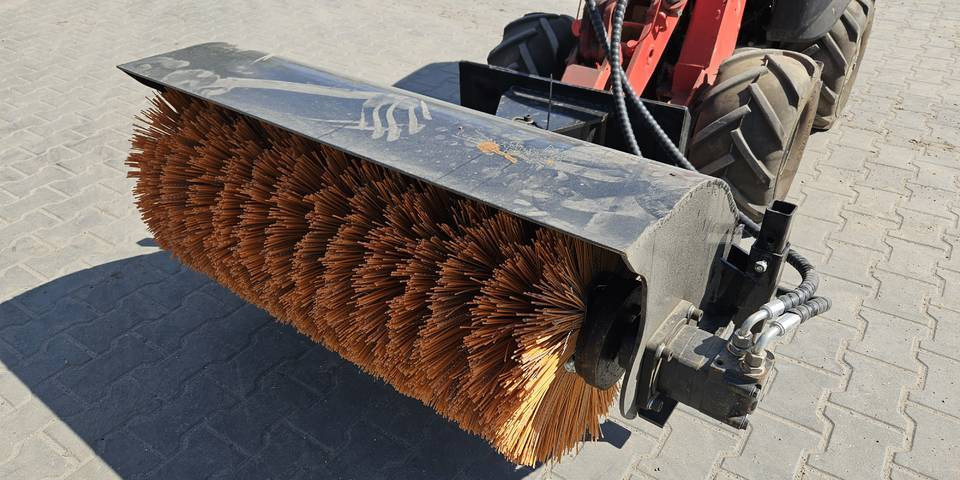 Zamiatarka szczotka do miniładowarki Avant, Ditch Witch - מטאטא תעשייתי: תמונה 3 Zamiatarka szczotka do miniładowarki Avant, Ditch Witch - מטאטא תעשייתי: תמונה 3