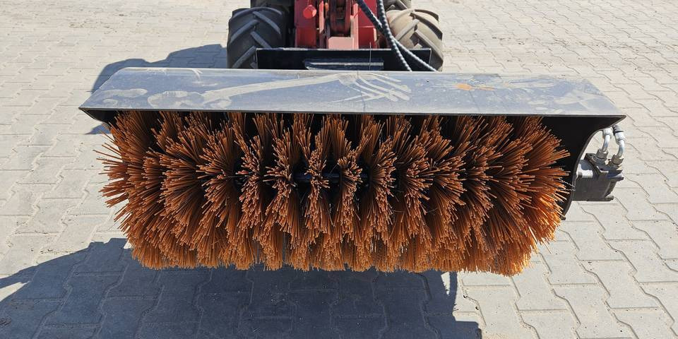 Zamiatarka szczotka do miniładowarki Avant, Ditch Witch - מטאטא תעשייתי: תמונה 4 Zamiatarka szczotka do miniładowarki Avant, Ditch Witch - מטאטא תעשייתי: תמונה 4