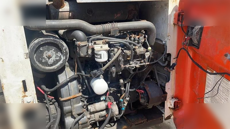 BOBCAT S220 - מעמיס היגוי החלקה: תמונה 3 BOBCAT S220 - מעמיס היגוי החלקה: תמונה 3