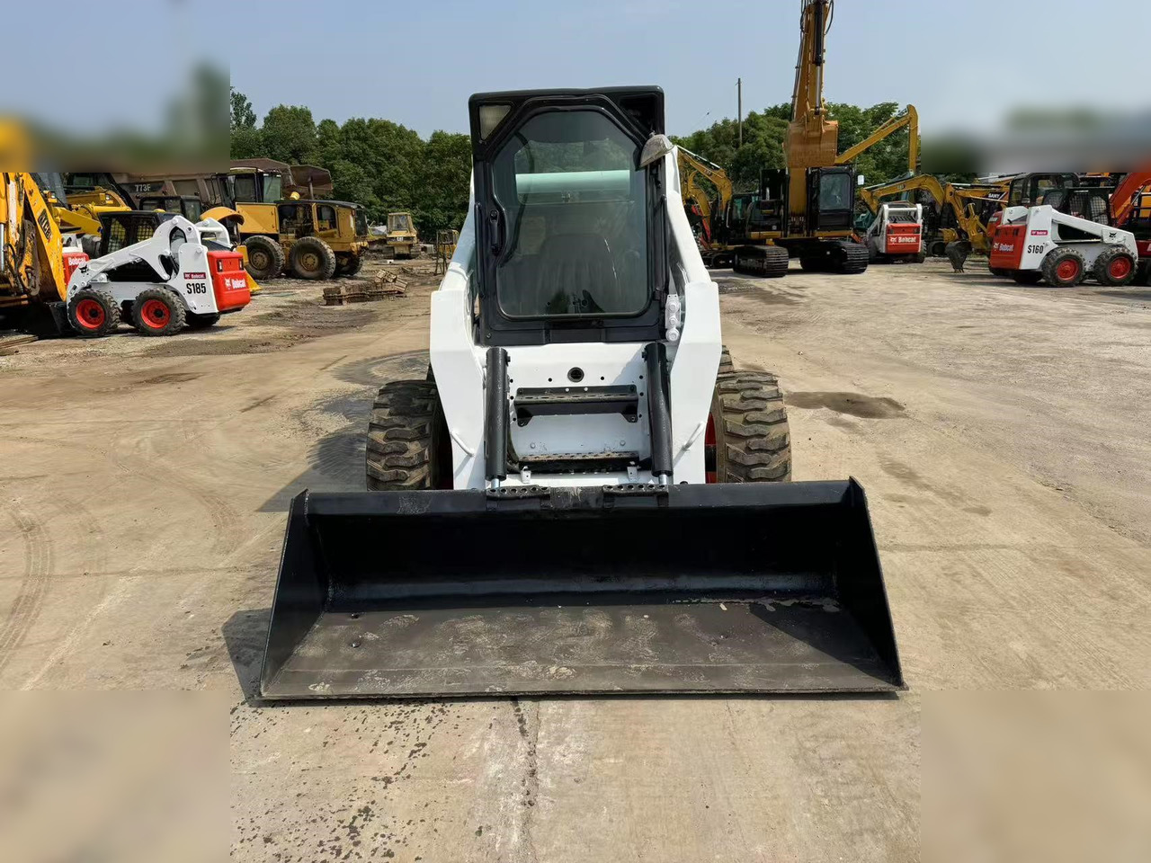 BOBCAT S300 - מעמיס היגוי החלקה: תמונה 2 BOBCAT S300 - מעמיס היגוי החלקה: תמונה 2