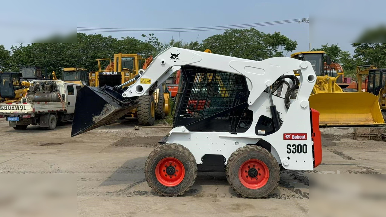 BOBCAT S300 - מעמיס היגוי החלקה: תמונה 4 BOBCAT S300 - מעמיס היגוי החלקה: תמונה 4