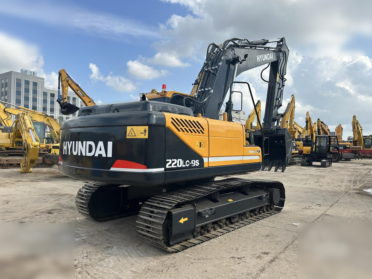 HYUNDAI ROBEX 220 LC-9S - מחפר סורק: תמונה 1 HYUNDAI ROBEX 220 LC-9S - מחפר סורק: תמונה 1