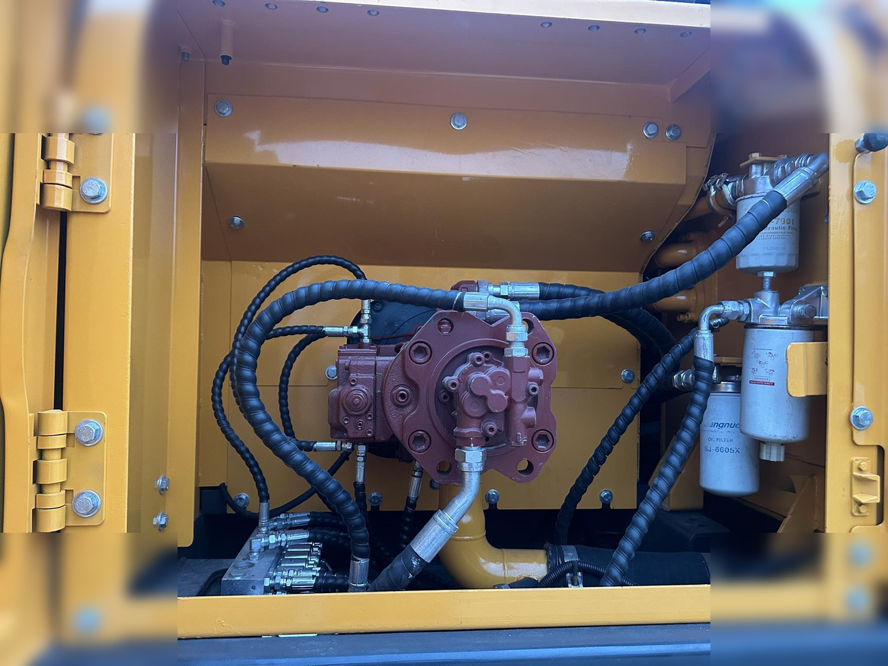 מחפר סורק HYUNDAI ROBEX 220 LC-9S: תמונה 7 מחפר סורק HYUNDAI ROBEX 220 LC-9S: תמונה 7