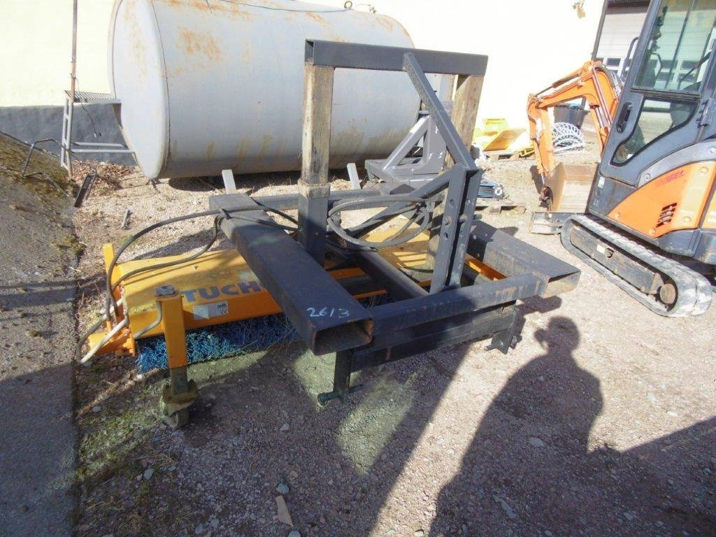 Sop Hydr. 3 punktsfäste + gaffelfäste Fabrikat Tu - מטאטא: תמונה 2 Sop Hydr. 3 punktsfäste + gaffelfäste Fabrikat Tu - מטאטא: תמונה 2