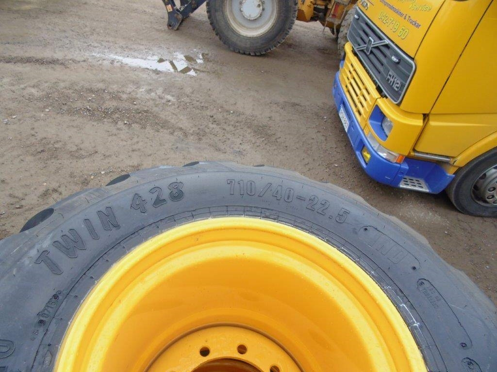 Trelleborg Twin 428 710-40-22,5 med fälg - חבילת גלגלים וצמיגים עבור מכונות אחרות: תמונה 1 Trelleborg Twin 428 710-40-22,5 med fälg - חבילת גלגלים וצמיגים עבור מכונות אחרות: תמונה 1