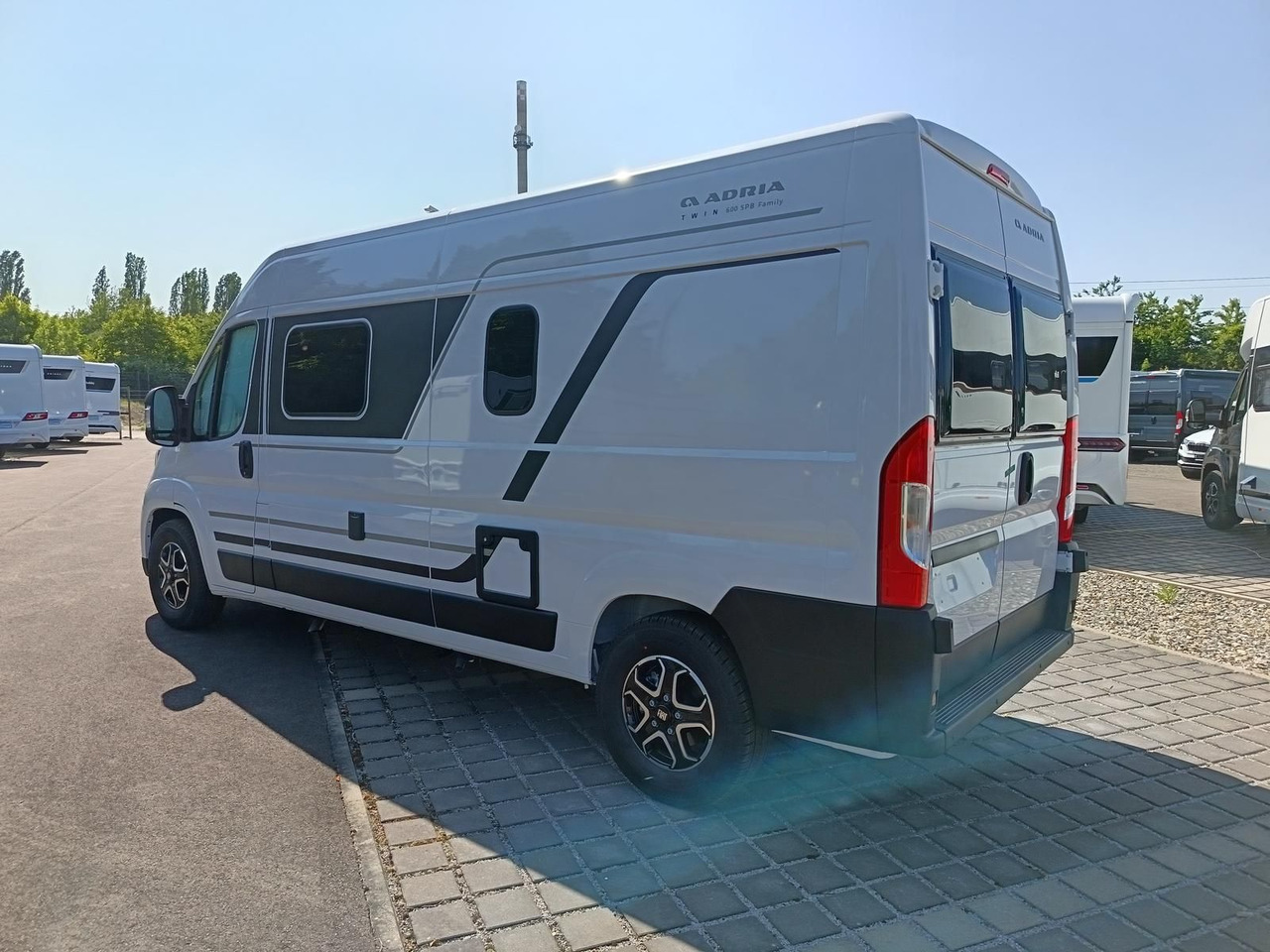 Adria Twin Twin 600 SPB Family*SAFETY+STYLE*DAB*SOFORT - מוטורהום: תמונה 4 Adria Twin Twin 600 SPB Family*SAFETY+STYLE*DAB*SOFORT - מוטורהום: תמונה 4