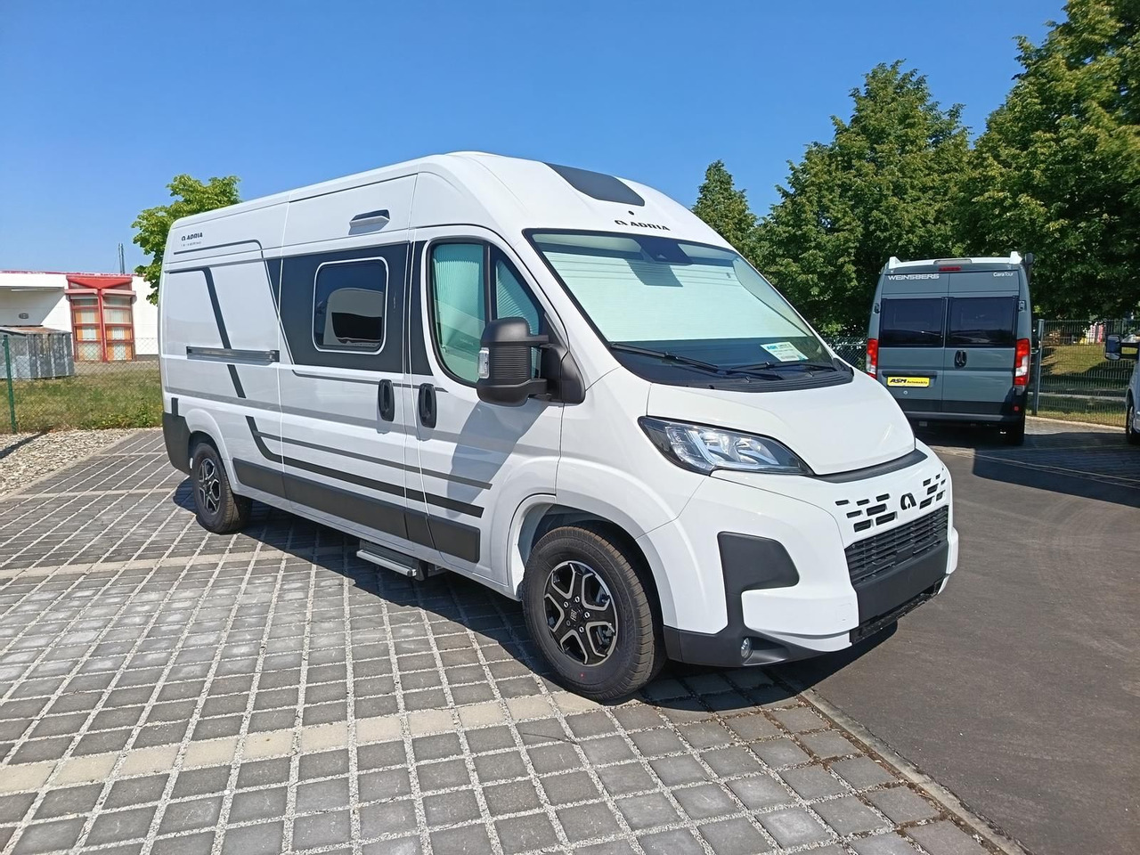 Adria Twin Twin 600 SPB Family*SAFETY+STYLE*DAB*SOFORT - מוטורהום: תמונה 2 Adria Twin Twin 600 SPB Family*SAFETY+STYLE*DAB*SOFORT - מוטורהום: תמונה 2