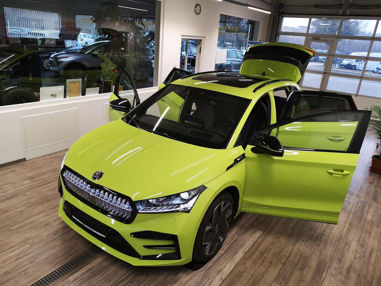 Skoda Enyaq iV RS 220 kW*PSD*AHK*virt.Pedal*360°Kamera - SUV: תמונה 2 Skoda Enyaq iV RS 220 kW*PSD*AHK*virt.Pedal*360°Kamera - SUV: תמונה 2