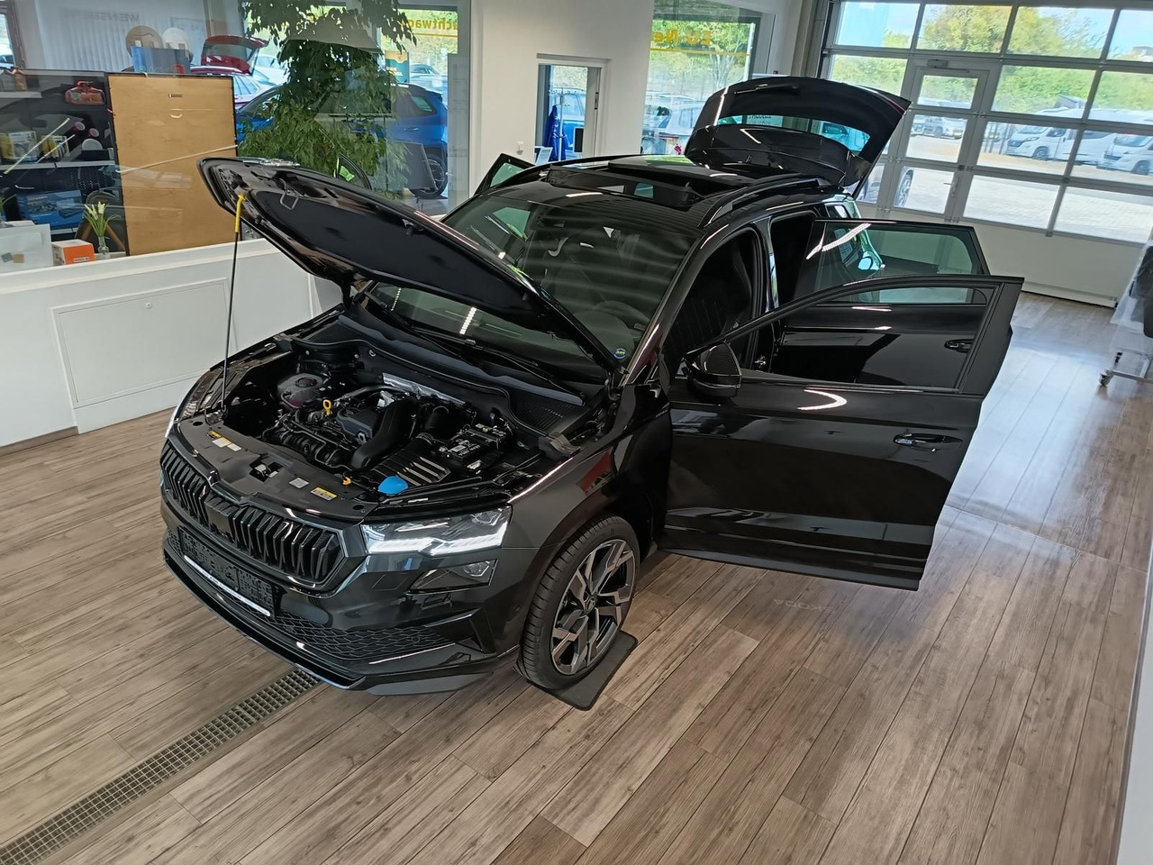 Skoda Karoq Sportline 1,5 TSI DSG*AHK*PSD*STD.HZG*NAVI - SUV: תמונה 2 Skoda Karoq Sportline 1,5 TSI DSG*AHK*PSD*STD.HZG*NAVI - SUV: תמונה 2