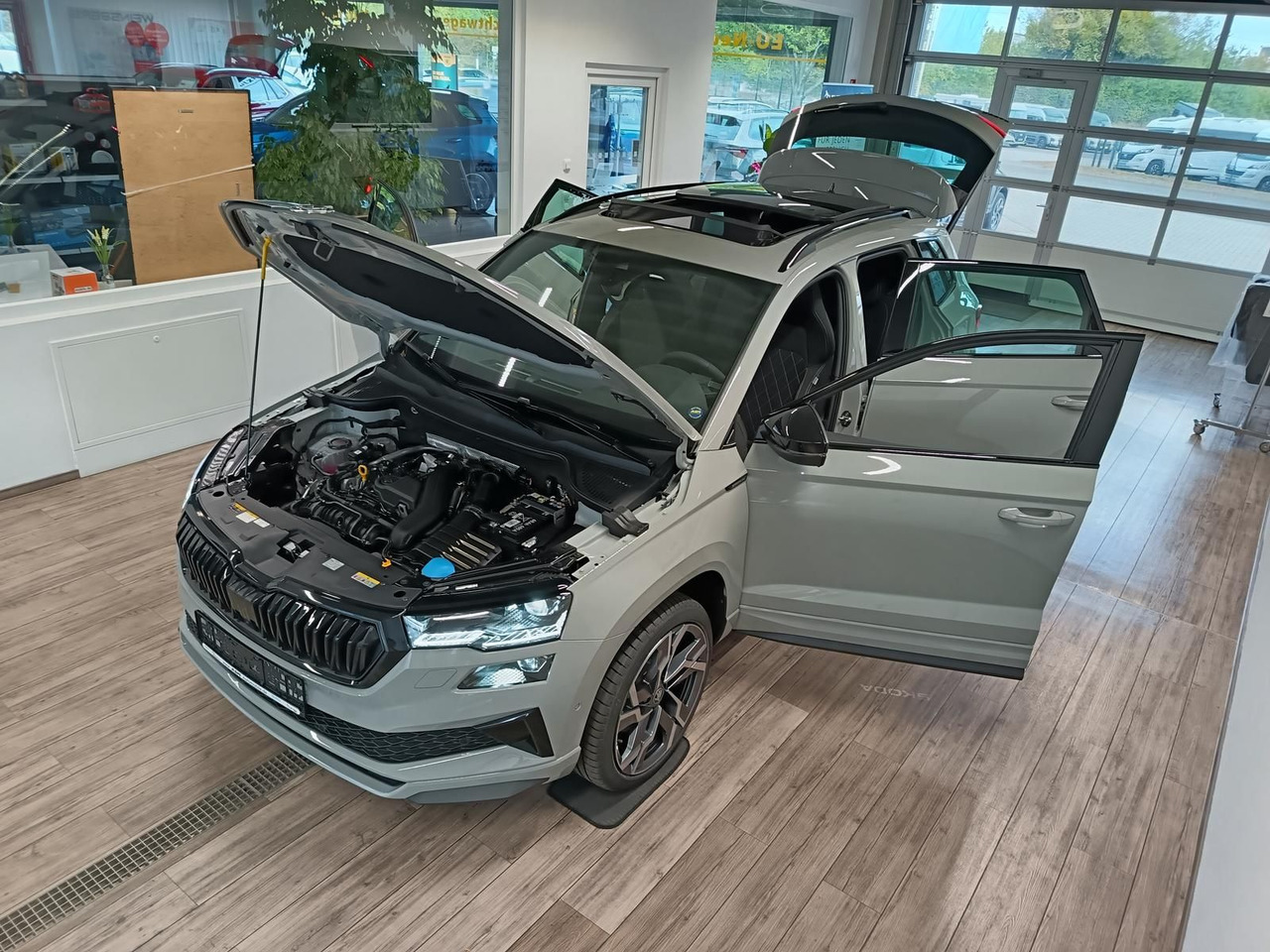 Skoda Karoq Sportline 1,5 TSI DSG*AHK*PSD*STD.HZG*NAVI - SUV: תמונה 2 Skoda Karoq Sportline 1,5 TSI DSG*AHK*PSD*STD.HZG*NAVI - SUV: תמונה 2