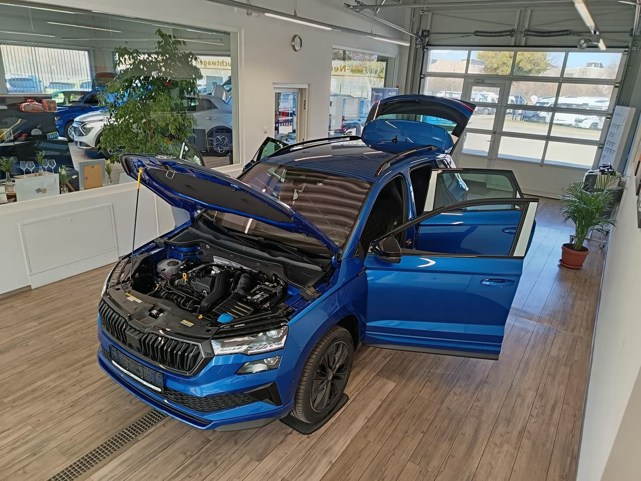 Skoda Karoq Sportline 1,5TSI DSG*AHK*360°*5J.GARANTIE* - SUV: תמונה 2 Skoda Karoq Sportline 1,5TSI DSG*AHK*360°*5J.GARANTIE* - SUV: תמונה 2