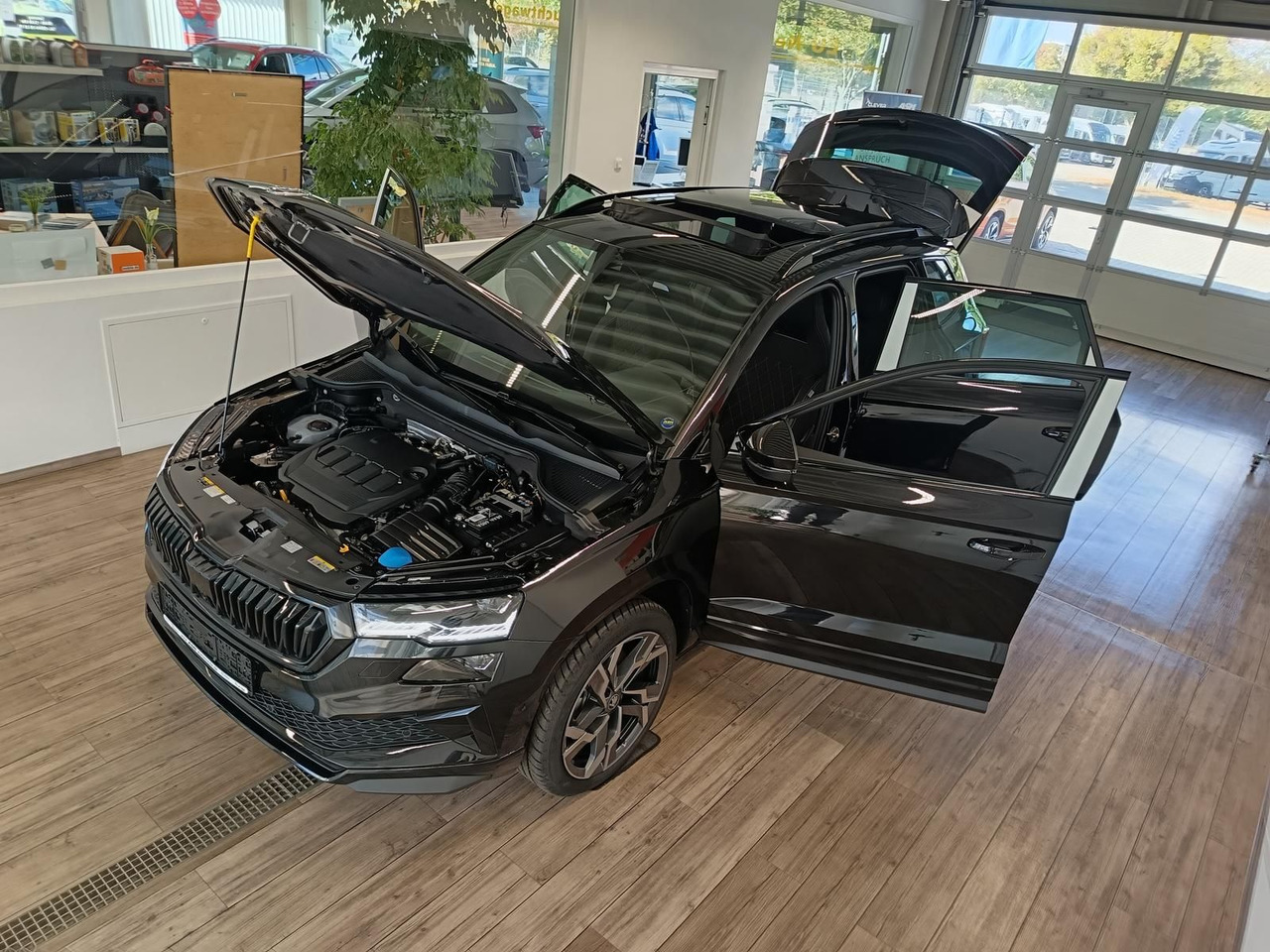 Skoda Karoq Sportline 2,0 TDI 4x4*AHK*PSD*STD.HZG*DCC* - SUV: תמונה 2 Skoda Karoq Sportline 2,0 TDI 4x4*AHK*PSD*STD.HZG*DCC* - SUV: תמונה 2