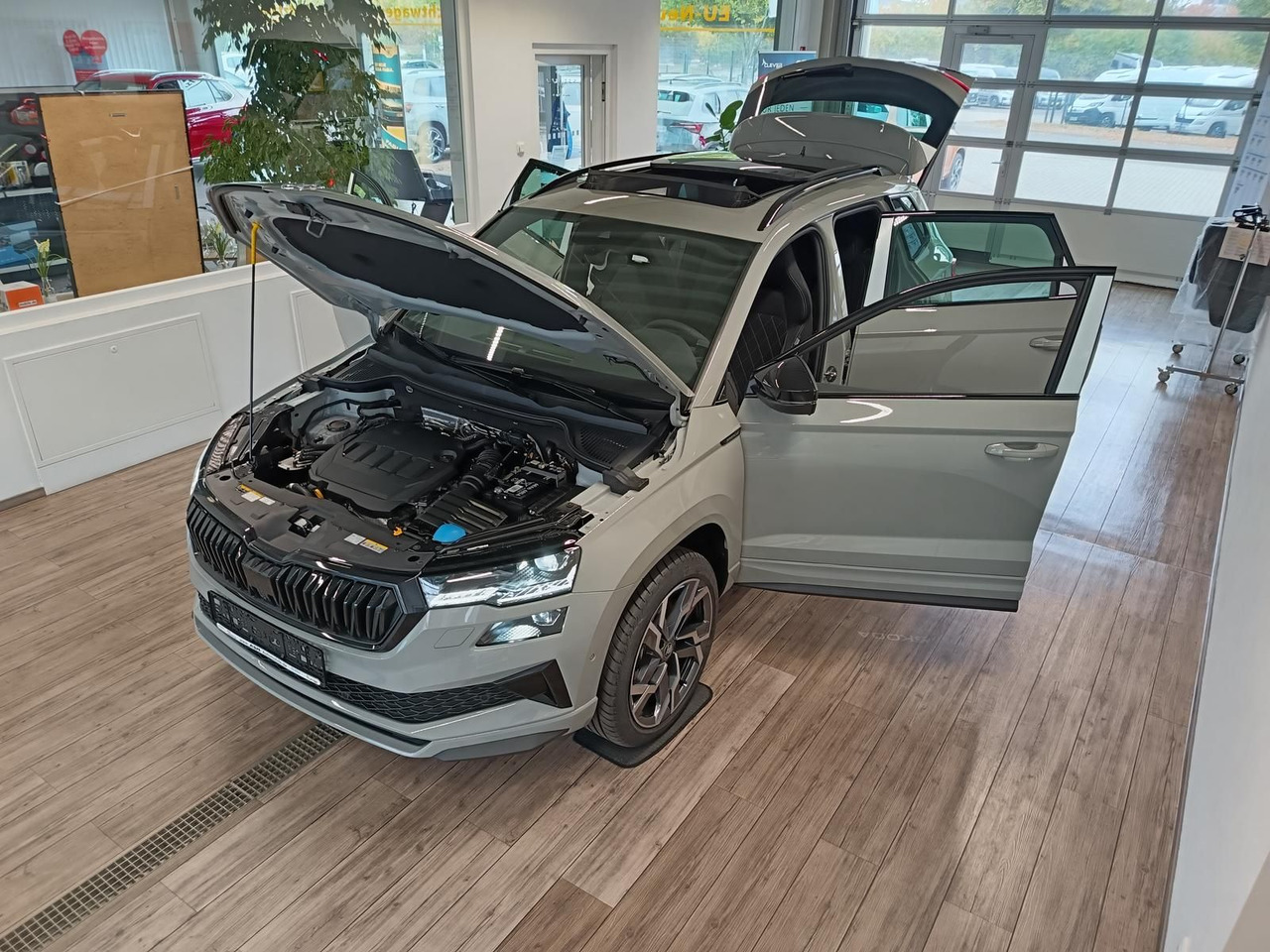 Skoda Karoq Sportline 2,0 TDI DSG 4x4*AHK*PSD*STD.HZG* - SUV: תמונה 2 Skoda Karoq Sportline 2,0 TDI DSG 4x4*AHK*PSD*STD.HZG* - SUV: תמונה 2